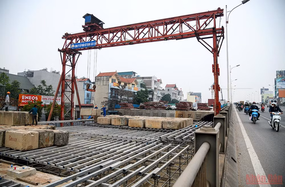 Đẩy nhanh tiến độ thi công cầu Vĩnh Tuy 2 trong năm 2022 -0