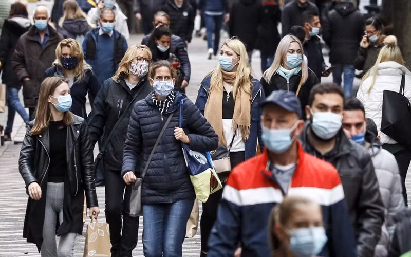 Người dân phải đeo khẩu trang khi đến một khu phố mua sắm trong khu vực có nguy cơ lây nhiễm cao ở Gelsenkirchen, Đức, ngày 20-10. (Ảnh: AP)