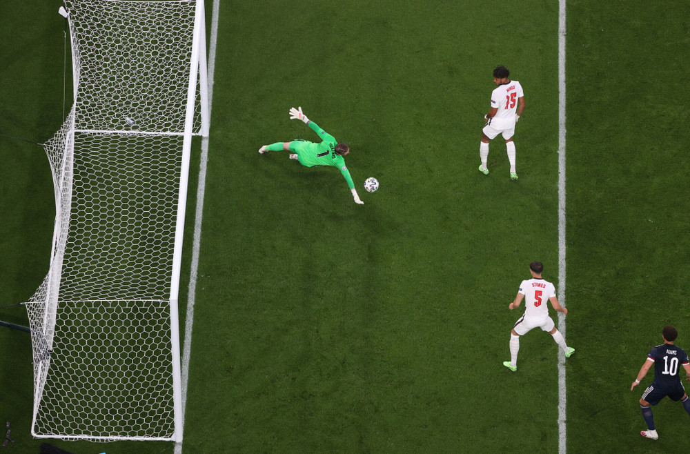 Pickford đổ người cứu thua cho tuyển Anh từ cú vô-lê của O'Donnell. (Ảnh: UEFA) Anh bị Scotland cầm hòa tại Wembley -0