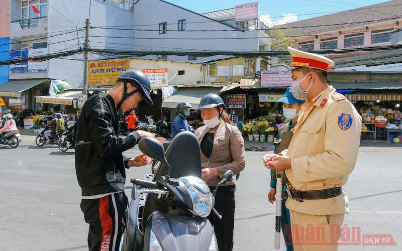 Lực lượng liên ngành kiểm tra các trường hợp không đeo khẩu trang nơi công cộng sáng 19-2.