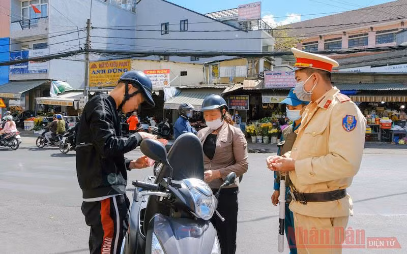 Lực lượng liên ngành kiểm tra các trường hợp không đeo khẩu trang nơi công cộng sáng 19-2.