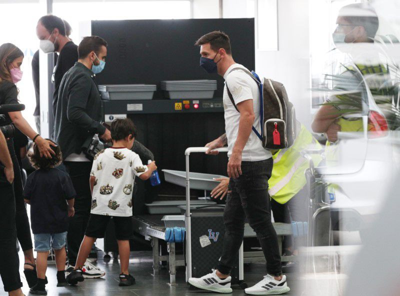 Messi cùng gia đình tại sân bay. (Ảnh: Reuters) Messi chính thức ký hợp đồng 2 năm với PSG -0