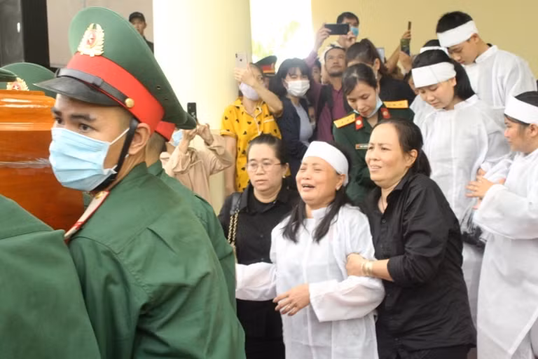 Xúc động, nghẹn ngào tiễn đưa 13 liệt sĩ hy sinh tại Rào Trăng -0