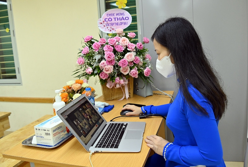 Ngay khi kết thúc lễ khai giảng được truyền hình trực tiếp, các nhà trường tổ chức sinh hoạt lớp đầu năm học theo hình thức trực tuyến trên hệ thống dạy học trực tuyến hiện có của từng đơn vị. (Ảnh: Duy Linh) Độc đáo lễ khai giảng khó quên của học sinh cả nước trong giãn cách -0