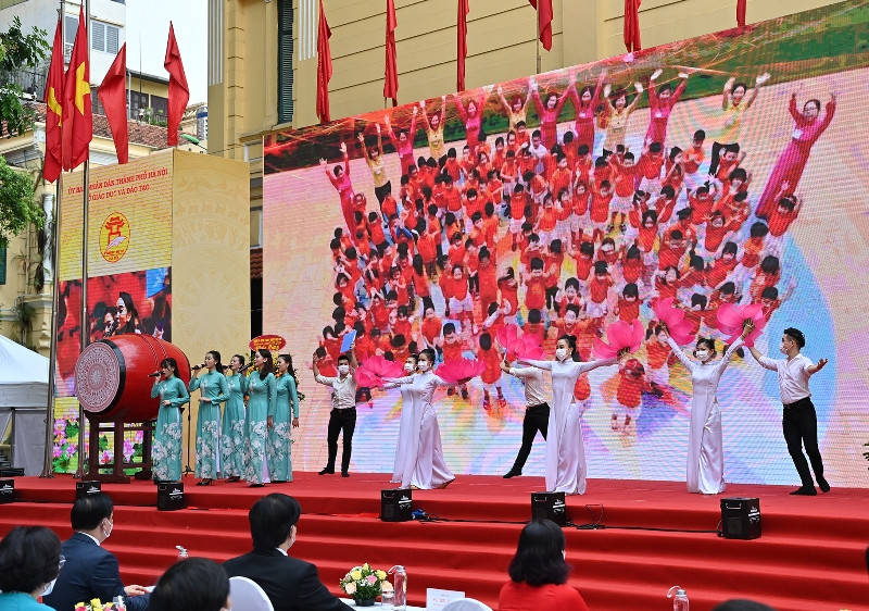 Lần đầu tiên trong lịch sử, học sinh, giáo viên và phụ huynh toàn thành phố Hà Nội tham dự khai giảng năm học mới bằng hình thức trực tuyến. (Ảnh: Duy Linh) Độc đáo lễ khai giảng khó quên của học sinh cả nước trong giãn cách -0