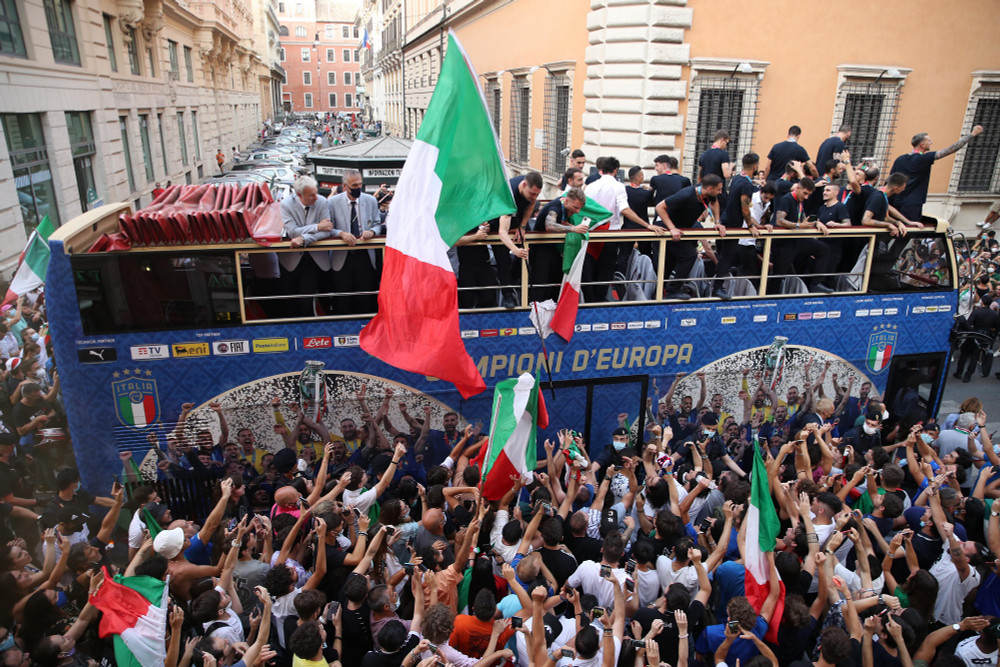 Người Italia đã có bữa tiệc bóng đá thực sự khi chào đón những người hùng trở về từ London. (Ảnh: Reuters) Biển người ăn mừng chức vô địch EURO 2020 cùng đội tuyển Italia -0
