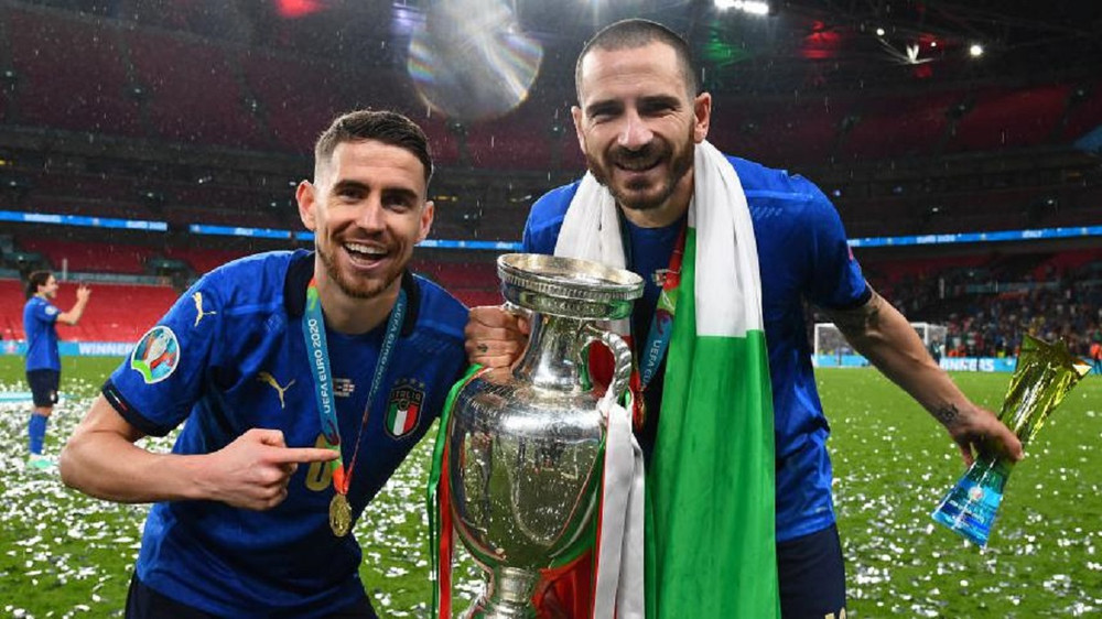 Jorginho (trái) và Leonardo Bonucci ăn mừng chức vô địch của Italia sau trận chung kết với tuyển Anh. (Ảnh: Getty Images) Italia áp đảo đội hình xuất sắc nhất EURO 2020 -0