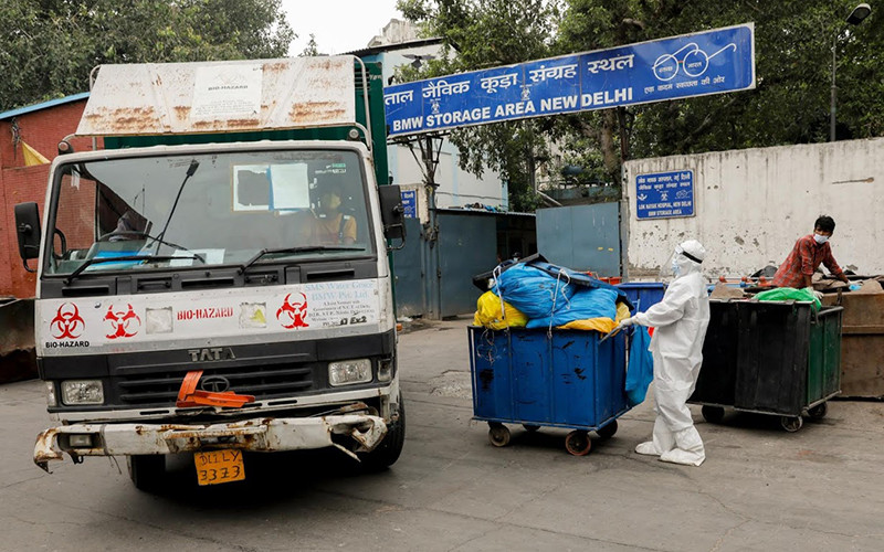 Thu dọn rác thải y tế tại Ấn Độ. Ảnh: Reuters. Thế giới tiến sát mốc 16 triệu ca mắc Covid-19 -0