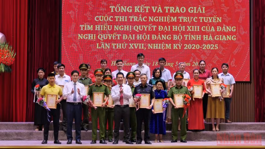 Các đồng chí lãnh đạo tỉnh Hà Giang trao giải cho các cá nhân đạt giải Cuộc thi trắc nghiệm trực tuyến tìm hiểu nghị quyết của Đảng.