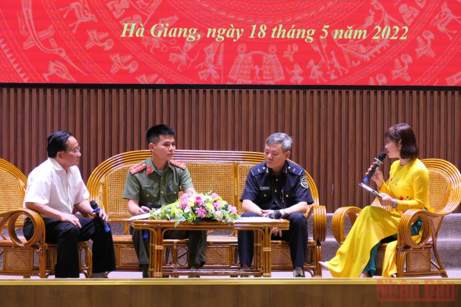 Các cá nhân đạt giải giao lưu, chia sẻ kinh nghiệm với các đại biểu dự buổi lễ. Hà Giang trao giải cuộc thi trắc nghiệm tìm hiểu nghị quyết của Đảng -0