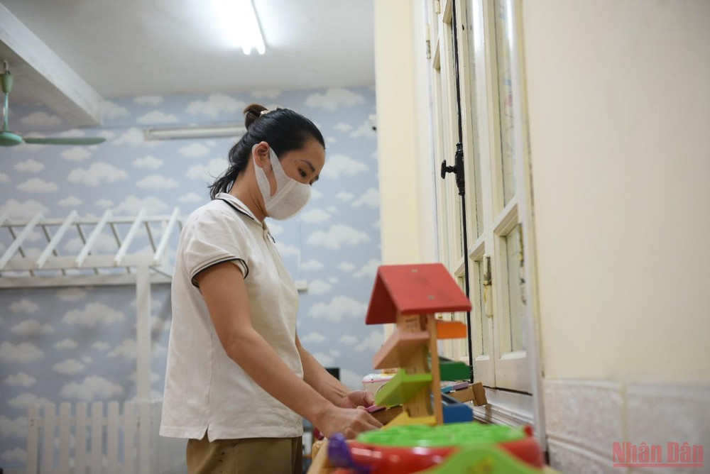 Các giáo viên tiến hành tổng vệ sinh, dọn dẹp để chuẩn bị đón học sinh mầm non vào ngày 13/4. (ẢNH: SƠN BÁCH) Trường mầm non Hà Nội sẵn sàng đón trẻ quay lại lớp -0