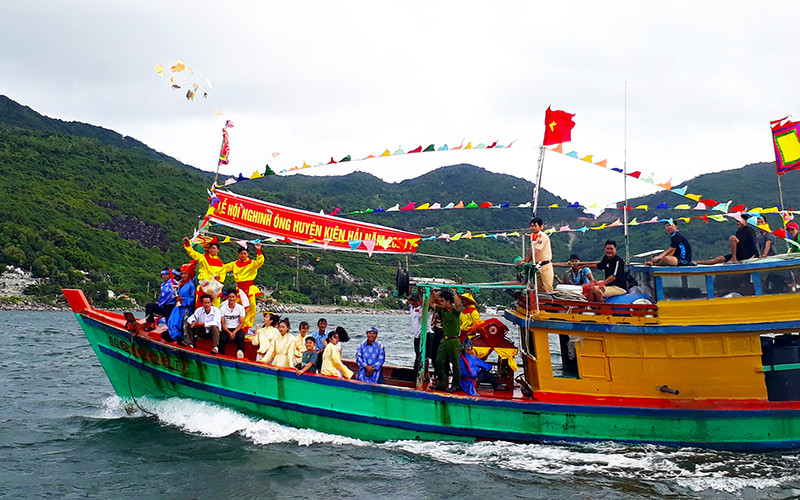 Các tàu ra khơi thực hiện nghi thức. Lễ hội Nghinh Ông - Kiên Hải 2020 -0