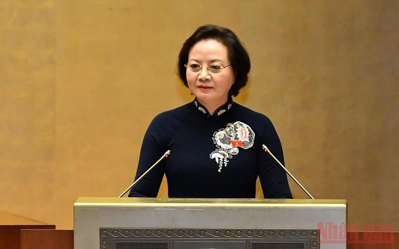 Bộ trưởng Nội vụ Phạm Thị Thanh Trà, thừa ủy quyền của Thủ tướng Chính phủ trình bày Tờ trình dự án Luật Thực hiện dân chủ ở cơ sở. (Ảnh: LINH NGUYÊN)