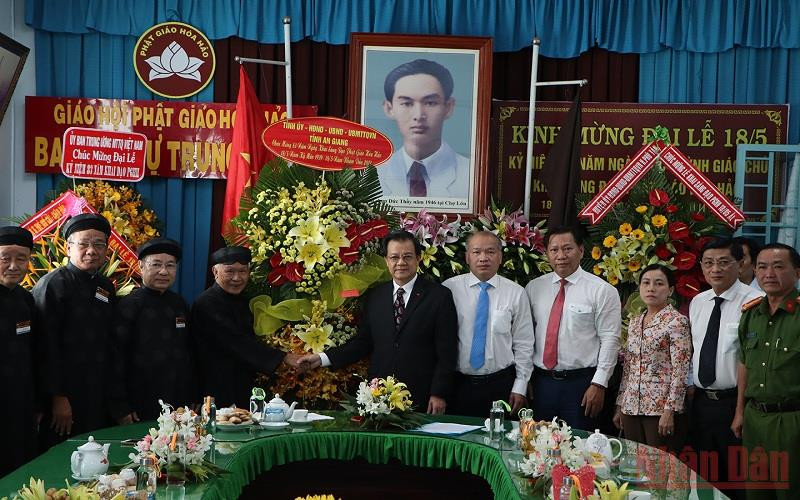 Lãnh đạo tỉnh An Giang chúc mừng 83 năm Ngày khai sáng đạo Phật giáo Hòa Hảo.