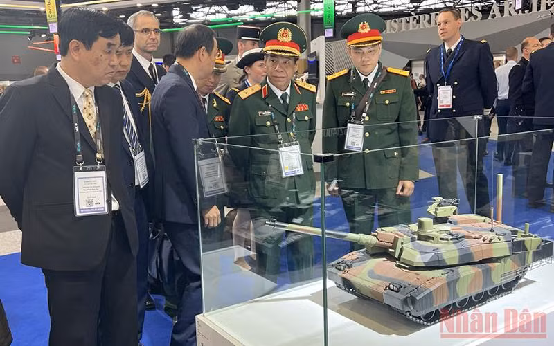 Tham quan Triển lãm Vũ khí Lục quân EUROSATORY. 