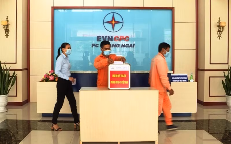 Công nhân EVNCPC đóng góp vào Quỹ vaccine phòng, chống Covid-19.