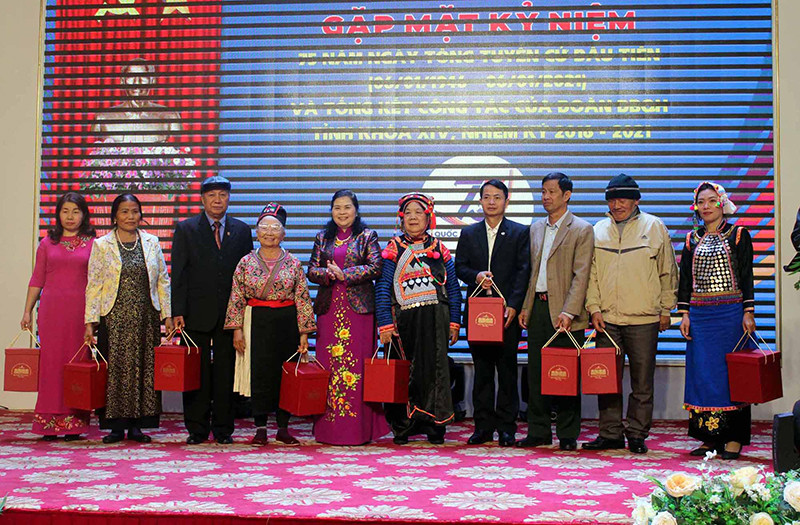 Đồng chí Giàng Páo Mỷ, Ủy viên Trung ương Đảng, Bí thư Tỉnh ủy, Chủ tịch HĐND, Trưởng đoàn ĐBQH tỉnh tặng quà lưu niệm cho nguyên ĐBQH tỉnh qua các thời kỳ. Phó chủ tịch Quốc Hội Phùng Quốc Hiển dự kỷ niệm 75 năm ngày Tổng tuyển cử đầu tiên tại Lai Châu -0