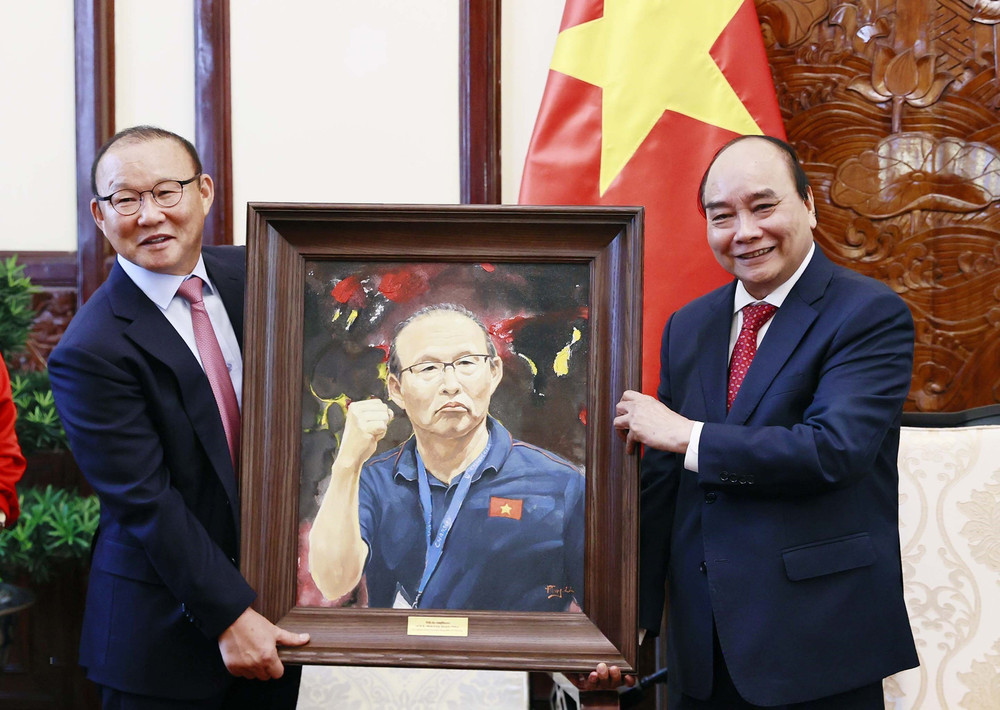 Chủ tịch nước Nguyễn Xuân Phúc tặng quà lưu niệm cho Huấn luyện viên Park Hang-seo. Tiếp tục quan tâm, đầu tư phát triển bóng đá nước nhà -0