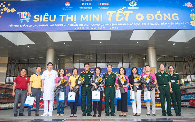 Siêu thị mini Tết 0 đồng tại Bệnh viện 175 -0