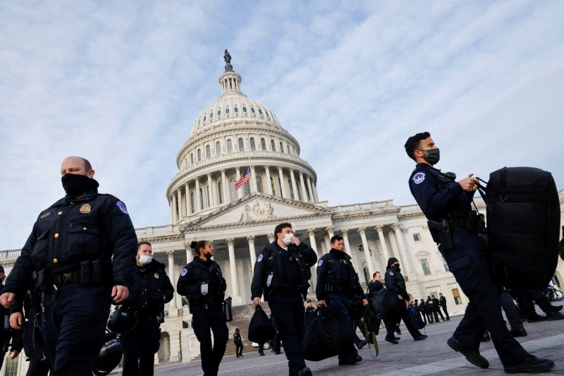 Cảnh sát xuất hiện trước Đồi Capitol, ngày 6/1. (Ảnh: Reuters) Tổng thống Mỹ kêu gọi người dân đoàn kết nhân 1 năm vụ bạo loạn ở Đồi Capitol -0