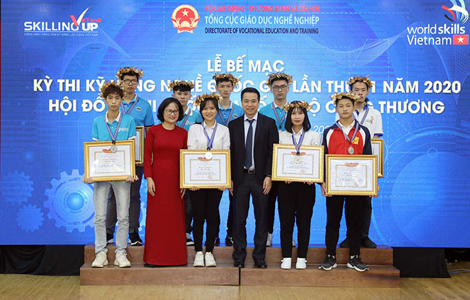 Vinh danh các thí sinh đoạt giải tại Hội đồng thi Bộ Công thương (Ảnh: Anh Nguyễn). Kỳ thi Kỹ năng nghề quốc gia năm 2020 ghi dấu nhiều đổi mới -0