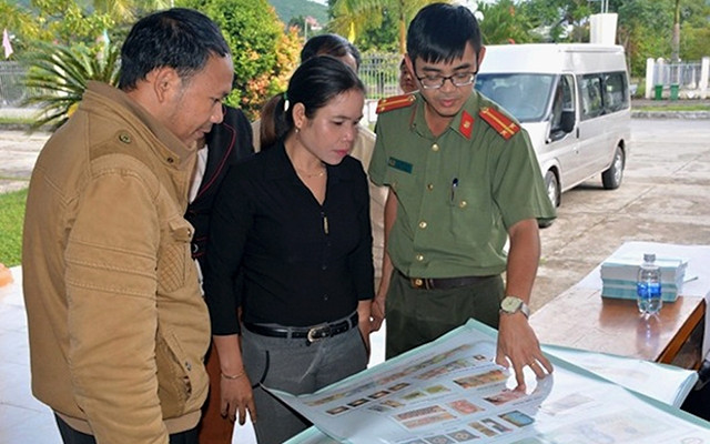 Công an tỉnh Quảng Nam phối hợp Ngân hàng Nhà nước tuyên truyền cho người dân cách phân biệt tiền giả, tiền thật và thủ đoạn của các đối tượng sử dụng tiền giả. Ảnh: PHƯƠNG NAM