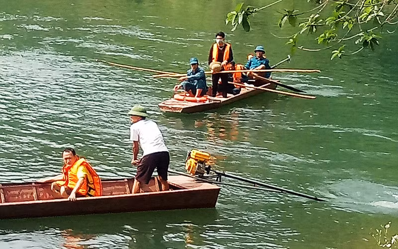 Lực lượng cứu hộ tìm kiếm người bị nạn.