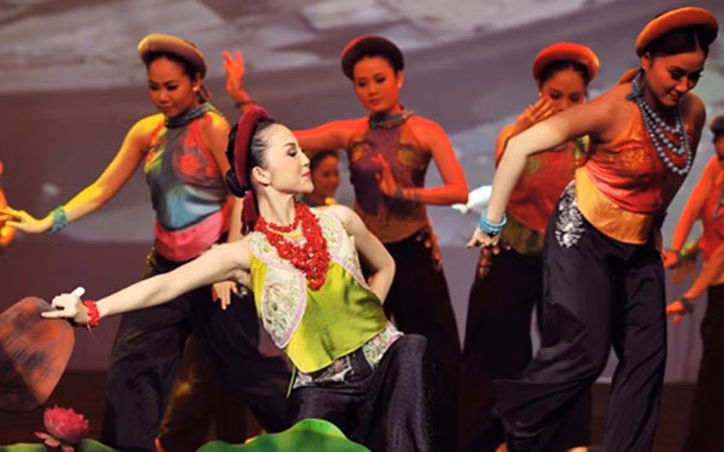 Một tiết mục biểu diễn của Đoàn ca múa nhạc Bông Sen.