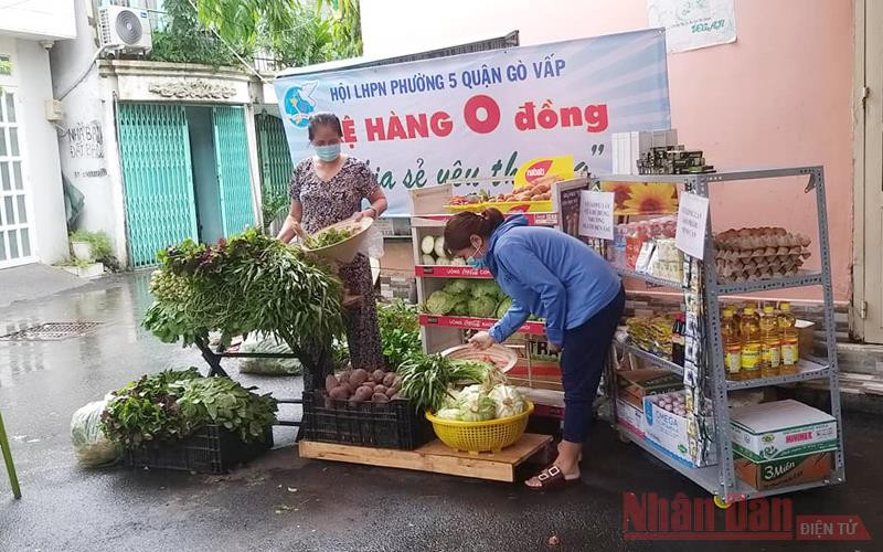 Hội cơ sở Phụ nữ phường 15, quận Gò Vấp mở các "Kệ hàng 0 đồng" ở các khu vực cách ly trên địa bàn. San sẻ yêu thương ở “tâm dịch” Gò Vấp -0