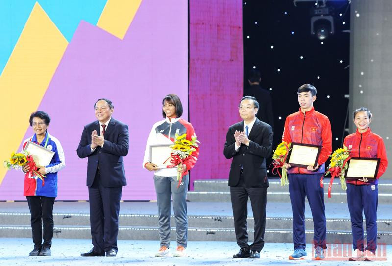 Lễ bế mạc SEA Games 31: Hội tụ để tỏa sáng ảnh 14 Lễ bế mạc SEA Games 31: Hội tụ để tỏa sáng -0