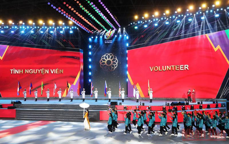 11 tiêu binh cầm cờ các nước tham dự SEA Games 31. (Ảnh: THÀNH ĐẠT) Lễ bế mạc SEA Games 31: Hội tụ để tỏa sáng -0