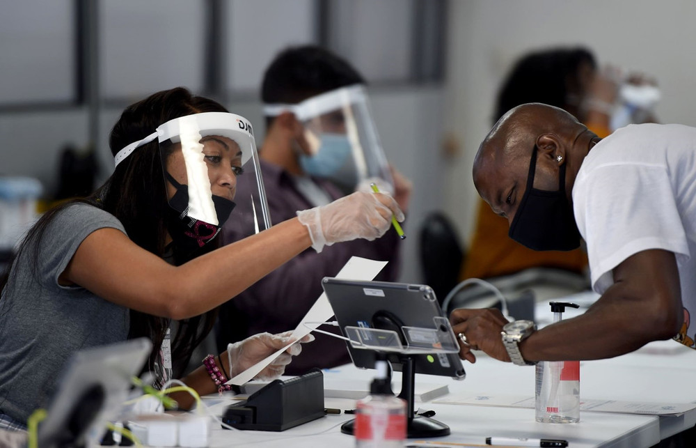 Cử tri "check-in" trước khi bỏ phiếu tại TP Inglewood, bang California, ngày 30-10. (Ảnh: Getty Images) Pic -0