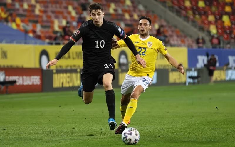 Pha tranh bóng giữa hai cầu thủ Romania và Đức trong trận đấu vòng loại FIFA World Cup 2022 tại National Arena, Bucharest, Romania. (Ảnh: Getty Images)
