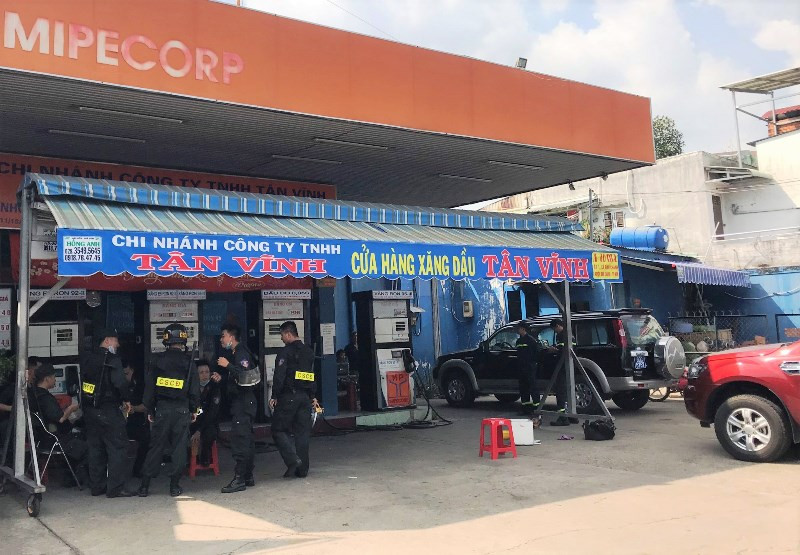 Lực lượng công an bao vây khu vực để khám xét cây xăng trong Chuyên án 920G. Khám xét sáu địa điểm, bắt thêm hai đối tượng trong Chuyên án 920G -0