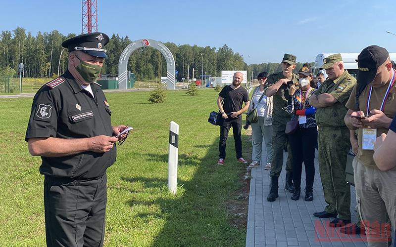 Đại tá Yushkov Oleg thông tin cho báo chí trước khi diễn ra lễ bốc thăm chọn màu xe tăng. Đội tuyển Xe tăng Việt Nam sẽ thi đấu với xe tăng màu đỏ -0