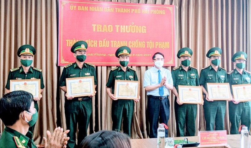 Lãnh đạo UBND TP Hải Phòng biểu dương, khen thưởng các tập thể và cá nhân có thành tích xuất sắc.