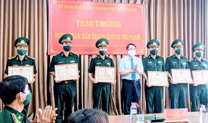 Lãnh đạo UBND TP Hải Phòng biểu dương, khen thưởng các tập thể và cá nhân có thành tích xuất sắc.
