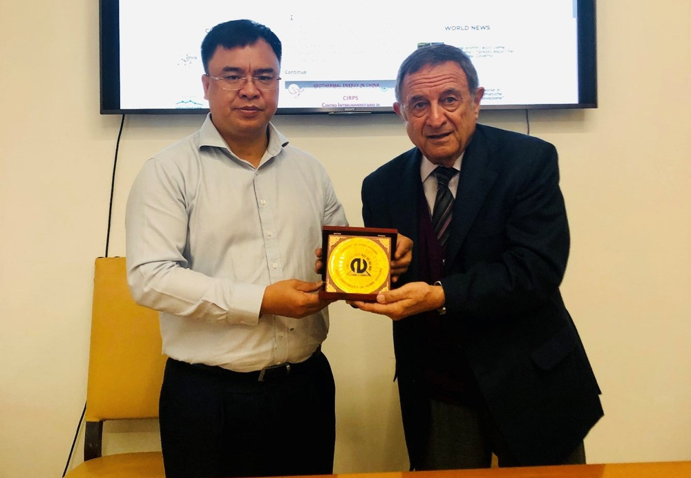 PSG,TS Nguyễn Quốc Sửu trao tặng biểu trưng Đại học Nội vụ Hà Nội tặng đại diện lãnh đạo Trung tâm Liên Đại học về nghiên cứu phát triển bền vững (CIRPS) Thoả thuận hợp tác quốc tế giữa các trường đại học mở ra cơ hội học tập cho sinh viên Việt Nam tại nước ngoài -0