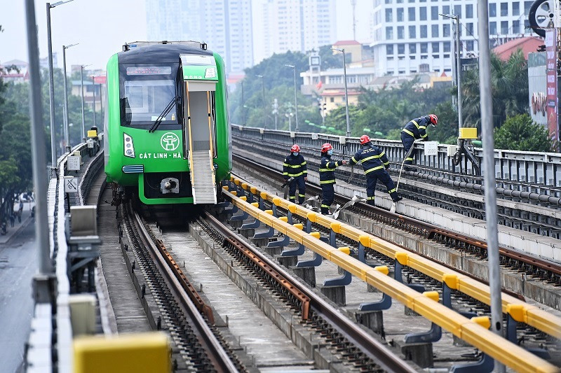 Lực lượng chức năng tiếp cận hiện trường. Diễn tập xử lý sự cố, cứu hộ cứu nạn trên tuyến đường sắt Cát Linh-Hà Đông -0