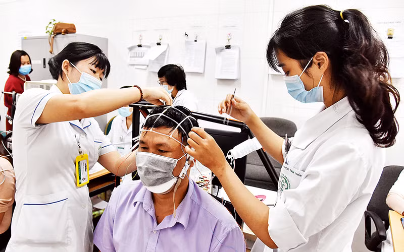 Các y, bác sĩ Viện Sức khỏe tâm thần Quốc gia chẩn đoán bệnh cho bệnh nhân.