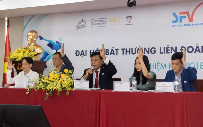 Đại biểu biểu quyết tại Đại hội bất thường SFV (Ảnh: LÊ BÍCH)