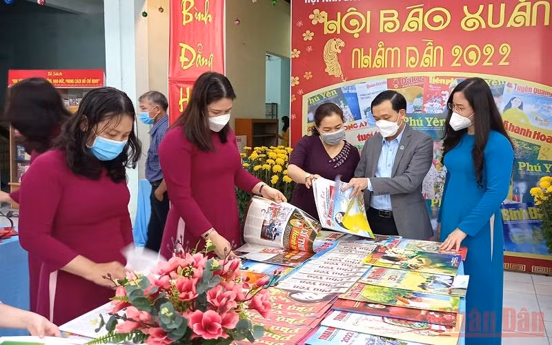 Hội Báo Xuân Nhâm Dần Phú Yên 2022 giới thiệu đến bạn đọc, nhân dân chặng đường phát triển, đi lên của tỉnh trong năm qua.