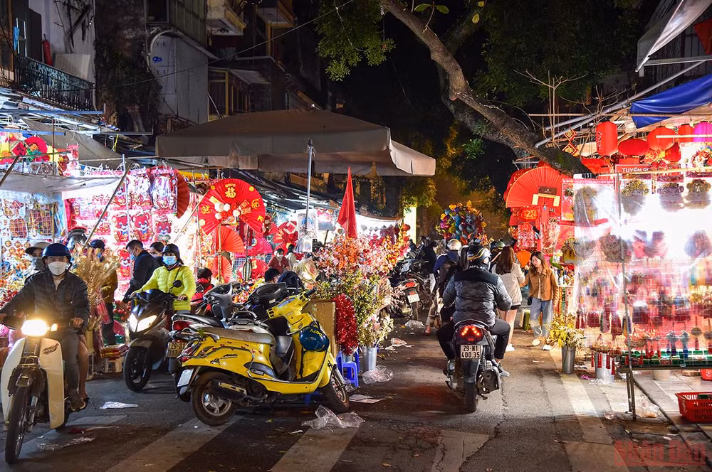 Hà Nội “thay áo mới” rực rỡ đón Xuân Nhâm Dần 2022 -0