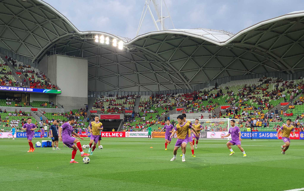 Tuyển Việt Nam khởi động trước trận đấu. (Ảnh: VFF) (Hiệp 1) Việt Nam 0-0 Australia: VAR từ chối bàn thắng của Tom Rogic -0