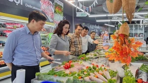 Sở Công thương Hà Nội kiểm tra hàng hóa tại các hệ thống bán lẻ.