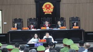 Hội đồng xét xử sơ thẩm xét hỏi các bị cáo.