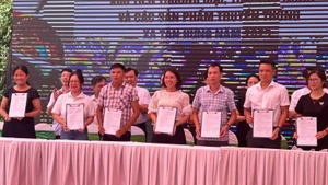 Lễ ký kết tiêu thụ nhãn giữa doanh nghiệp và các hợp tác xã ở hội nghị xúc tiến thương mại xã Tân Hưng, tỉnh Hưng Yên.