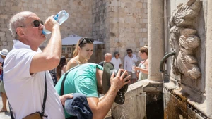 Người dân uống nước giải nhiệt tại Dubrovnik, Croatia, ngày 9/7/2024. (Ảnh: THX/TTXVN)