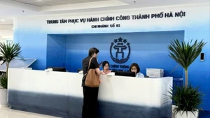 Người dân đến giải quyết thủ tục hành chính tại Trung tâm Phục vụ hành chính công, Chi nhánh số 01.
