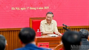 Tổng Bí thư Tô Lâm trao đổi với các học viên.